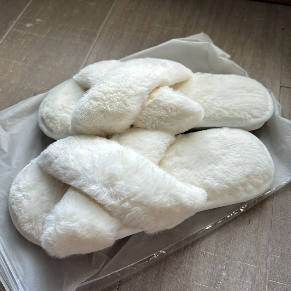 White Fuzzy Slippers Bridesmaid Wedding Shoes Sz 8 - Picture 2 of 4